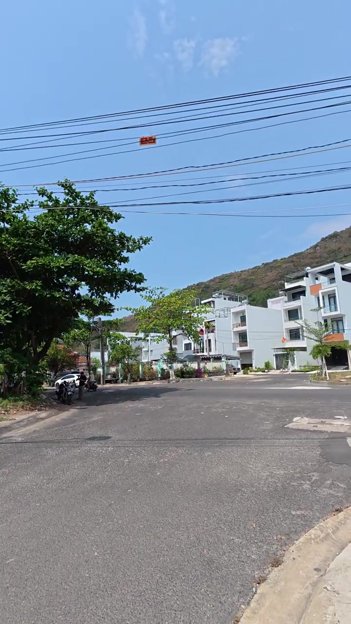 Đường 16m trong khu Hòn Xện Nha Trang, hai bên là nhà ba bốn tầng, phía sau là núi Cô Tiên