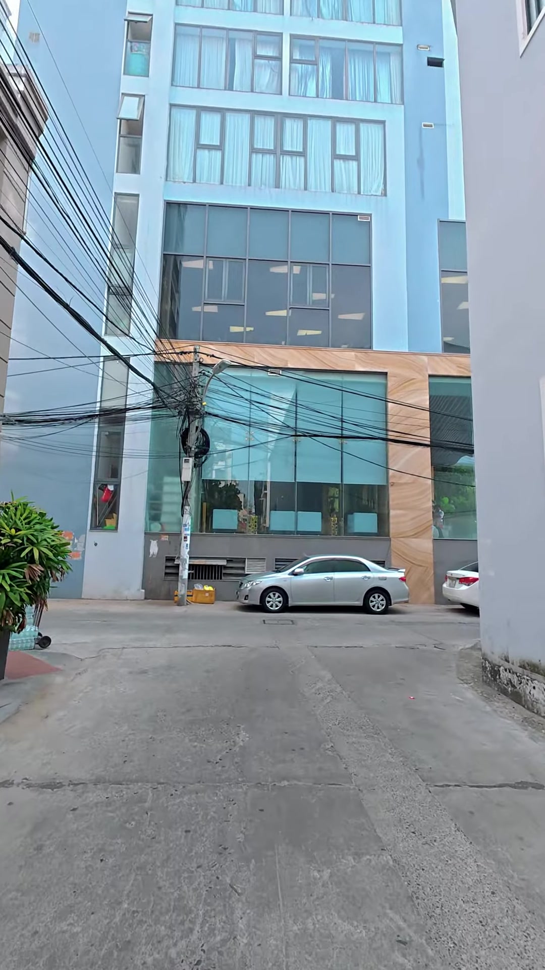 Đường ô tô trước lô đất gần bãi tắm Hòn Chồng Nha Trang với khách sạn hai bên
