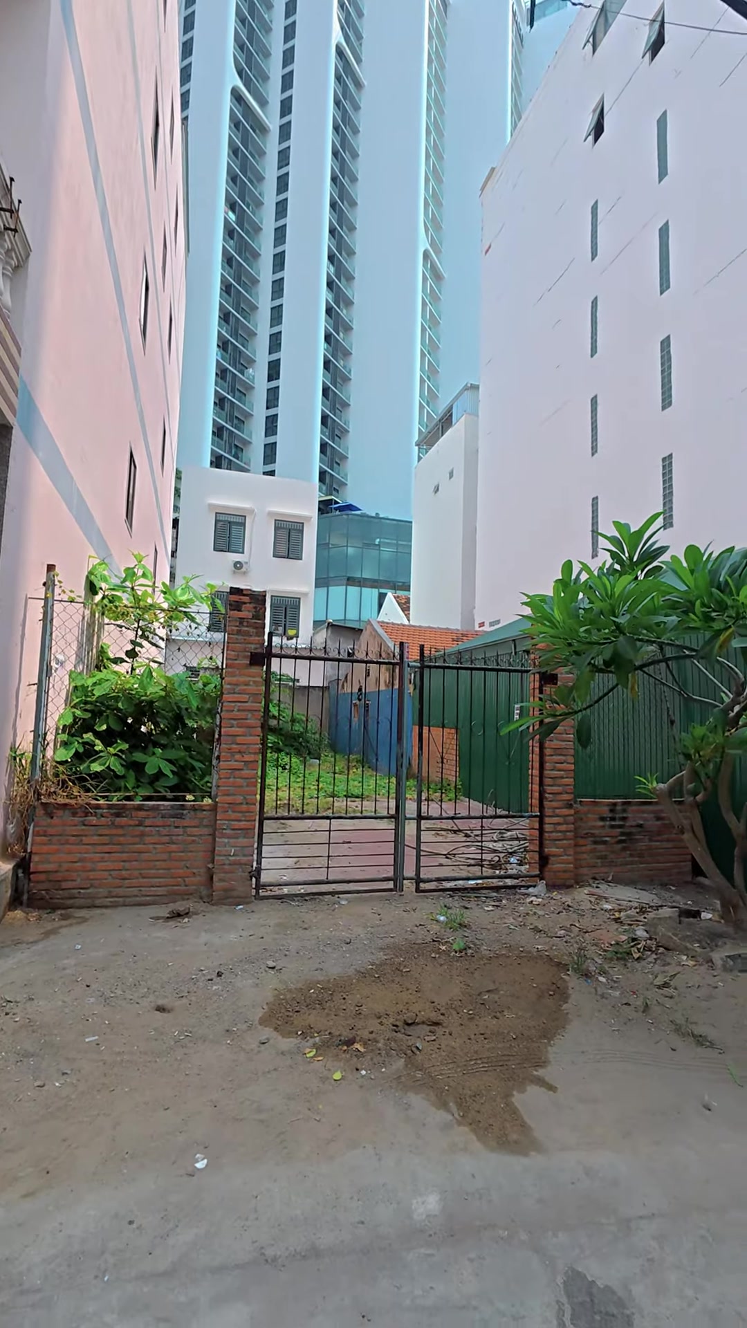 Lô đất 126m² ngang 6m gần bãi tắm Hòn Chồng Nha Trang nhìn từ cổng vào