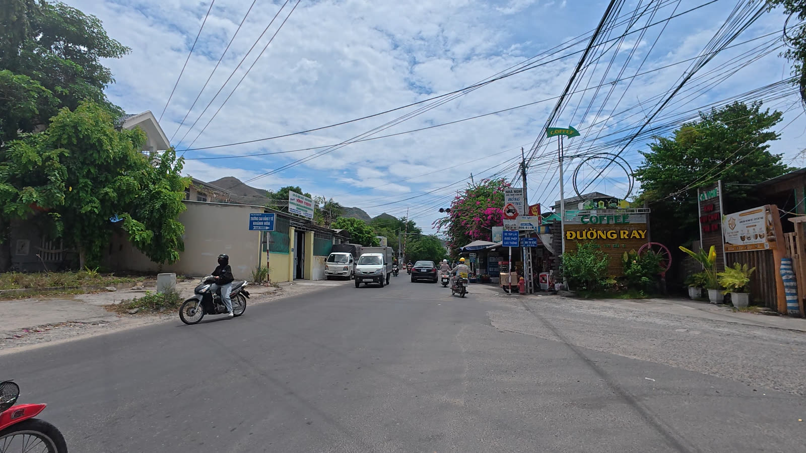 Đường Nguyễn Xiển Nha Trang hiện trạng mặt đường hẹp, xe tải và xe máy đi chung, dây điện chằng chịt hai bên