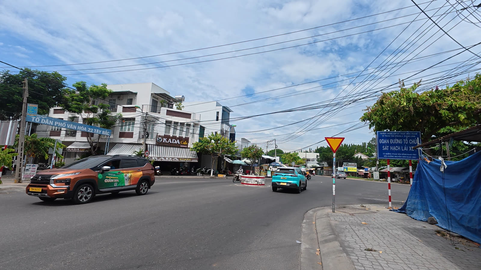 Khu dân cư dọc đường Nguyễn Xiển với quán cà phê và nhà phố kinh doanh, nơi vỉa hè sẽ được mở rộng 5m mỗi bên