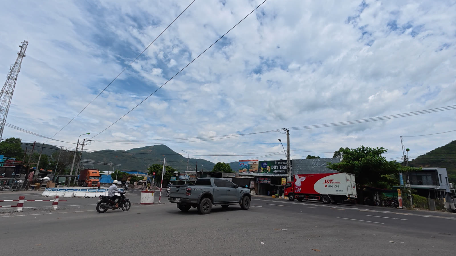 Nút giao giữa đường Nguyễn Xiển và Quốc lộ 1 ở cửa ngõ phía Bắc Nha Trang, xe tải và xe container qua lại