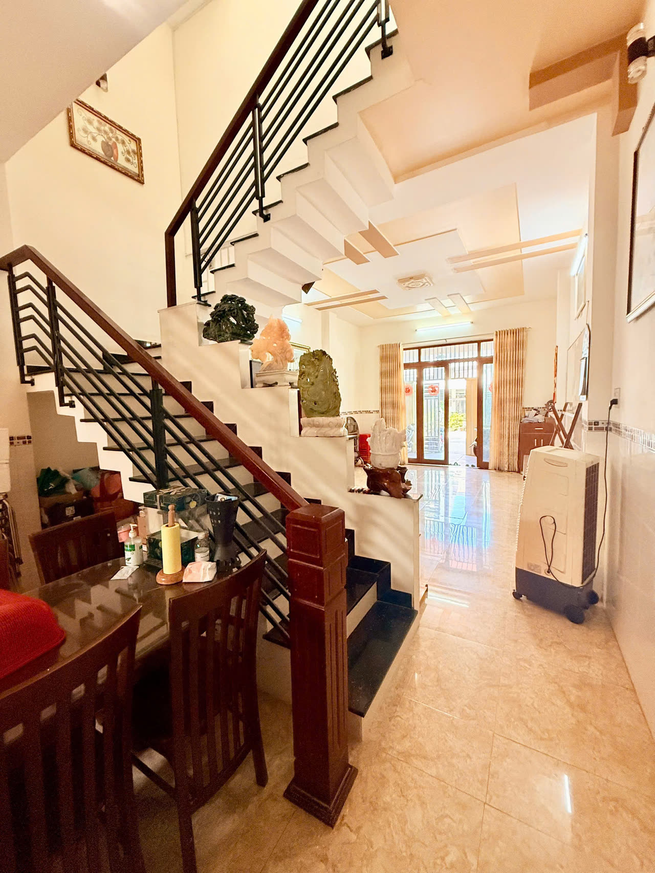 Cầu thang nhà Diệp Minh Tuyền Nha Trang nhìn xuống phòng khách và cửa chính