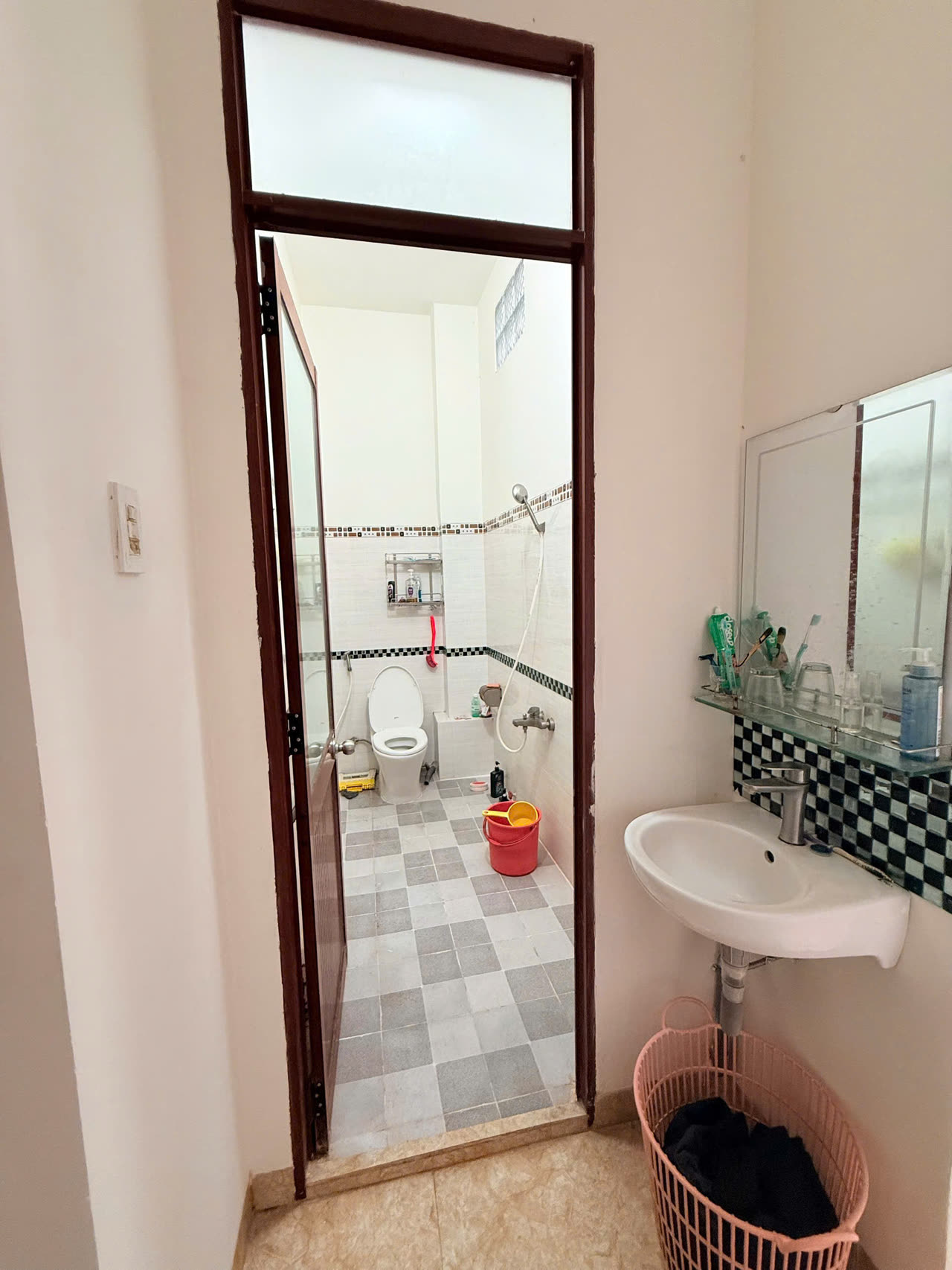 Khu vệ sinh nhà Diệp Minh Tuyền Nha Trang có lavabo, gương và khu tắm riêng