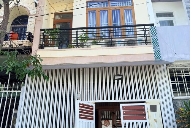 Nhà bán Diệp Minh Tuyền Nha Trang 6,5 tỷ, 3 tầng 4 phòng ngủ, thửa nở hậu