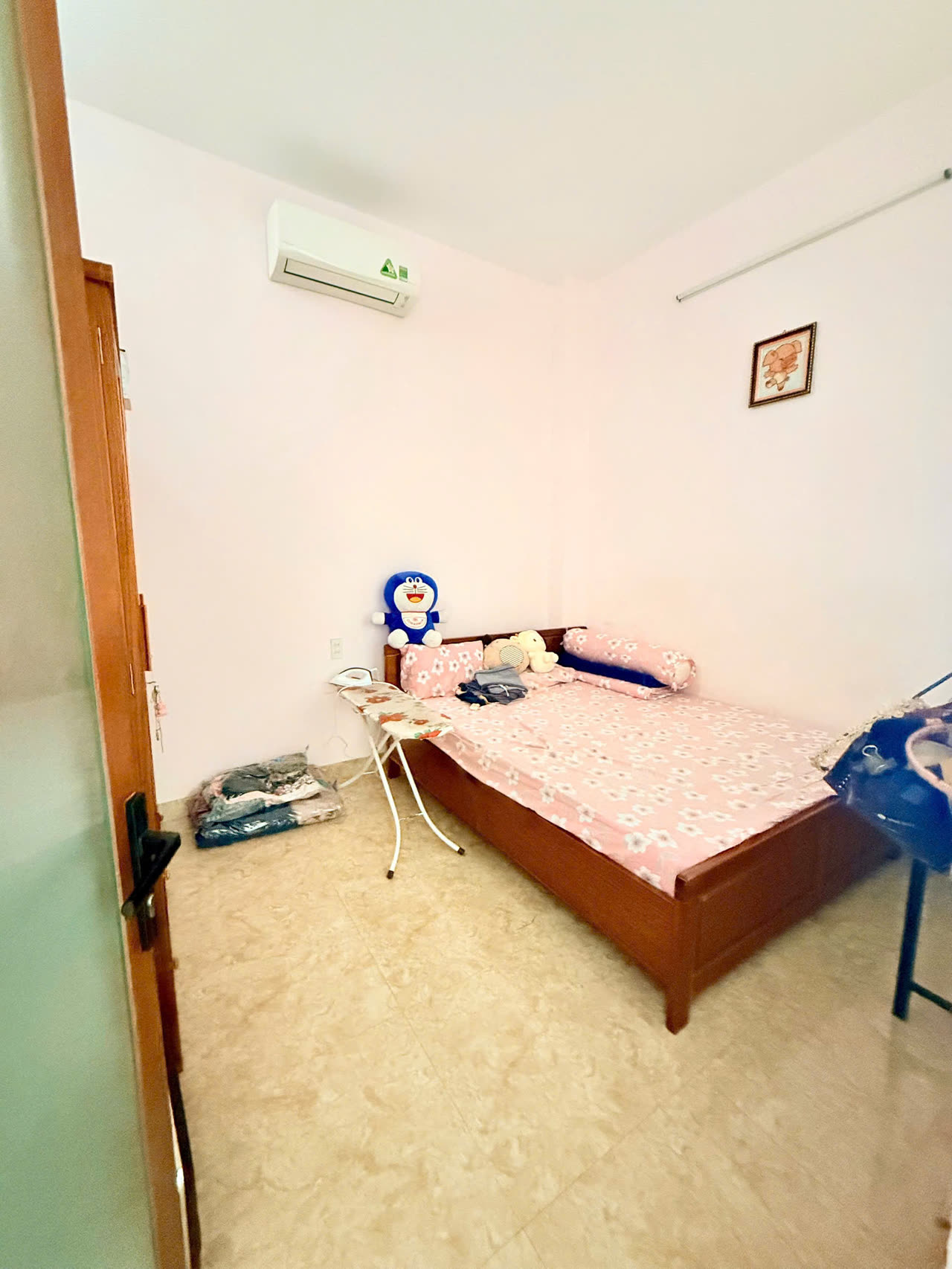 Phòng ngủ nhà Diệp Minh Tuyền Nha Trang có máy lạnh treo tường và giường đôi