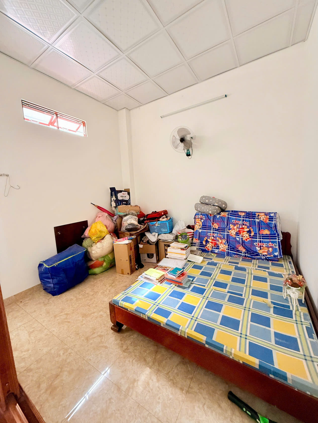 Phòng ngủ nhà Diệp Minh Tuyền Nha Trang trần thạch cao ô vuông, quạt treo tường