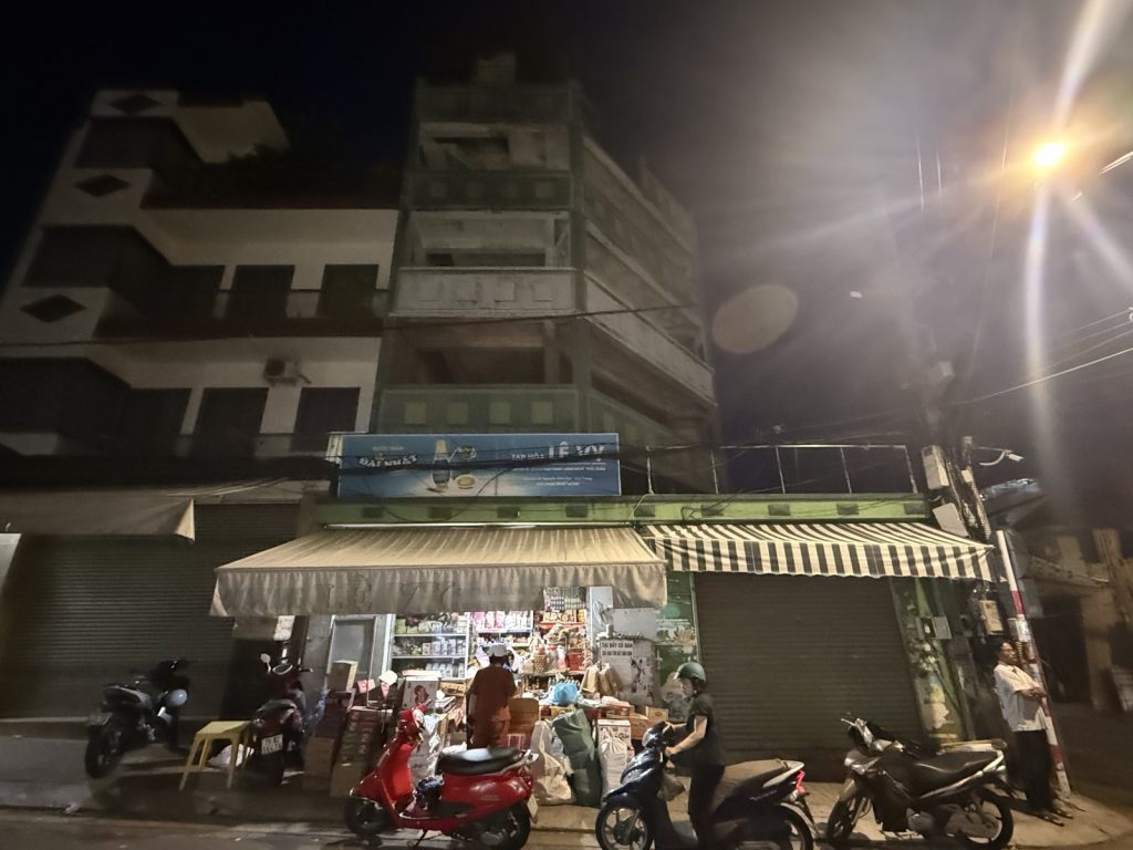 Nhà 4 tầng lô góc ngã tư Nguyễn Thái Học, Nha Trang 28m², có 3 ki-ốt cho thuê - ảnh 1
