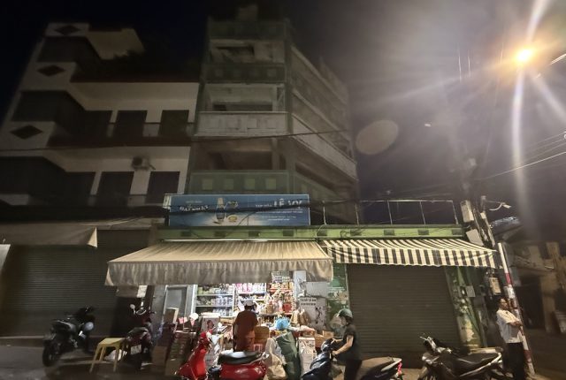 Nhà 4 tầng lô góc ngã tư Nguyễn Thái Học, Nha Trang 28m², có 3 ki-ốt cho thuê
