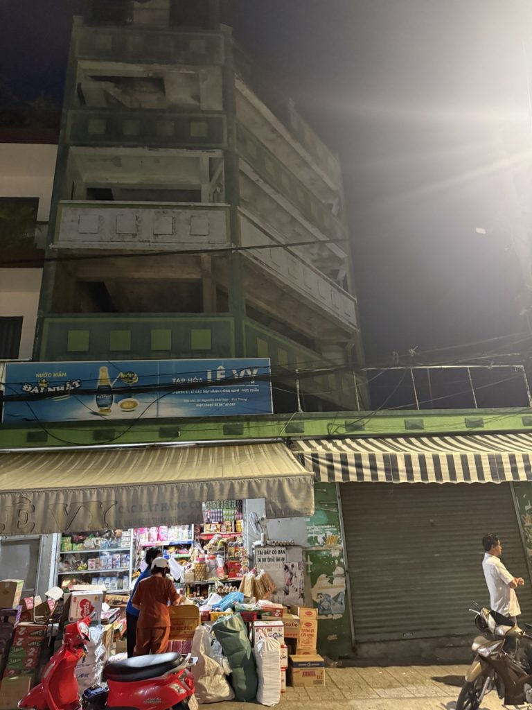 Nhà 4 tầng lô góc ngã tư Nguyễn Thái Học, Nha Trang 28m², có 3 ki-ốt cho thuê - ảnh 2