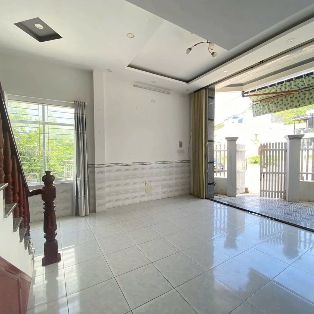 Nhà 2 tầng lô góc đường Ngô Văn Sở, Hòn Xện, Bắc Nha Trang 76,2m², cách biển 300m - ảnh 3