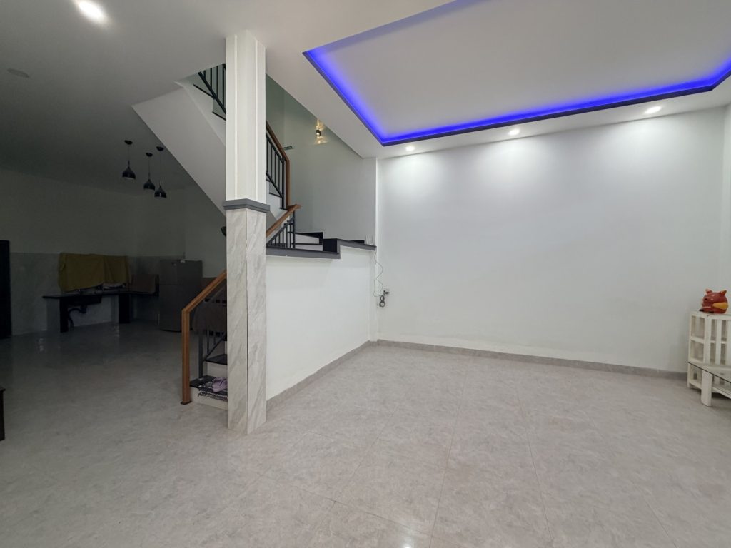 Nhà 2 tầng Lư Cấm, Nha Trang 210m² ngang 10,3m, đất rộng - ảnh 1