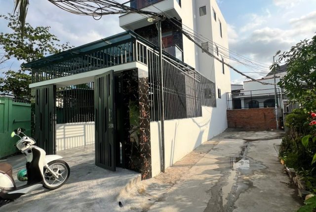Nhà 3 tầng tổ 12 Lư Cấm, Ngọc Hiệp, Nha Trang 94m², 4 phòng ngủ, sân đậu ô tô