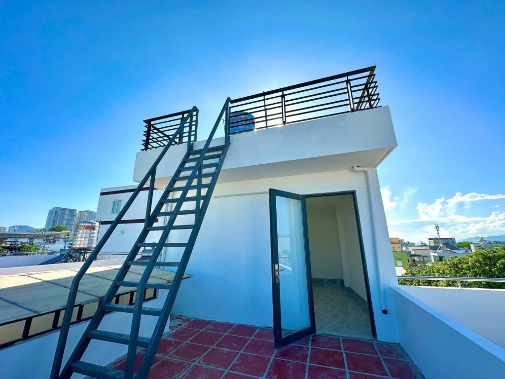 Nhà 4 tầng đường Cù Lao Trung, Bắc Nha Trang 71,8m², sân thượng view biển - ảnh 2