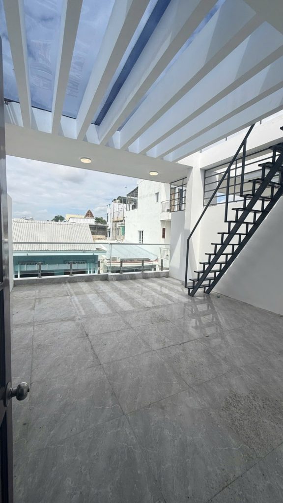 Nhà 4 tầng đường Cù Lao Trung, Bắc Nha Trang 71,8m², sân thượng view biển - ảnh 3