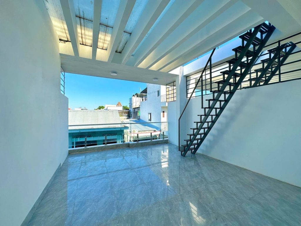 Nhà 4 tầng đường Cù Lao Trung, Bắc Nha Trang 71,8m², sân thượng view biển - ảnh 4